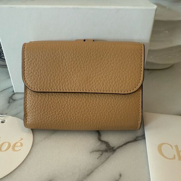 Chloe SMALL ALPHABET TRI-FOLD IN GRAINED
LEATHER - Picture 3 of 9
